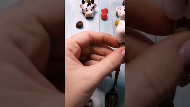 Бычок на ложке из запекаемой полимерной глины
