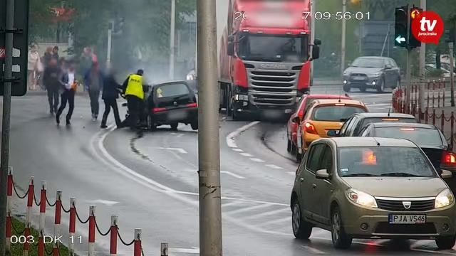 Грузовик врезается в Фиат.