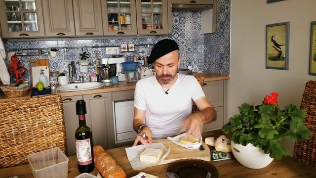 Як і з чим правильно їсти французький сир