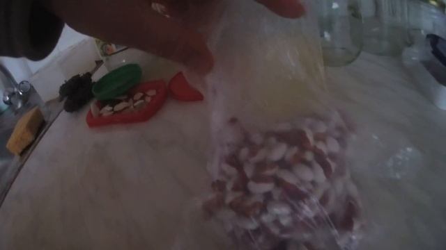 Вместо кулька используем полиэтиленовую перчатку