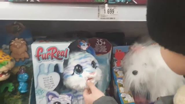 Шопинг в магазине игрушек