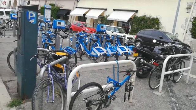 ВО ФРАНЦИИ БЕЗДОМНЫЕ ЖИВУТ НА ЛАВКАХ. Я ОФИГЕЛ.