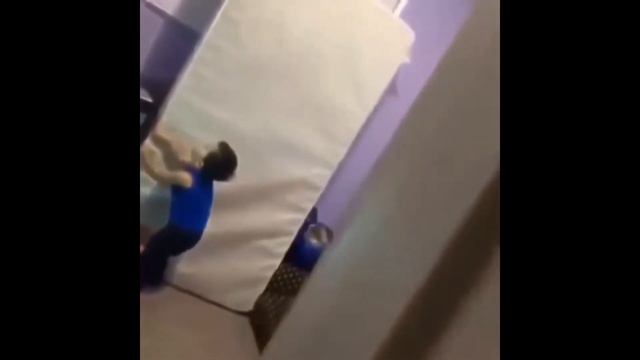 На мальчика упал матрас!