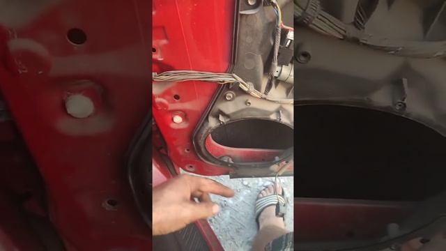 Ремонт дверей: снятие обшивки и замена ручек