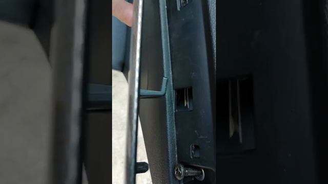 Ремонт дверей: снятие обшивки и замена ручек