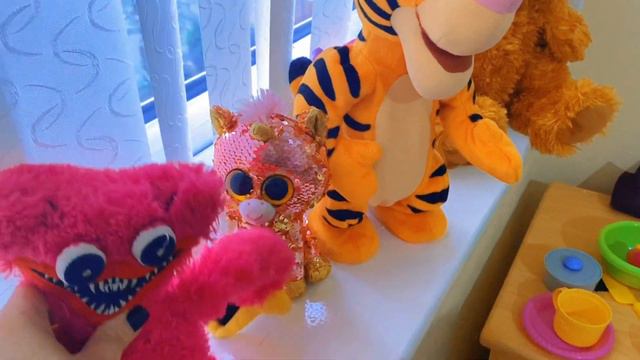 Milana Play , Unicorn Room . Милана играет в своей комнате