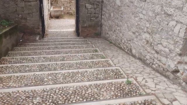 Сбылась мечта идиота я залезла на самый верх замка вся вМыле, и жалею бедныхЛюдей которые здесь жил