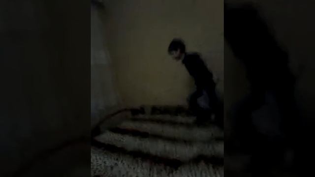 Брат делает кувырки