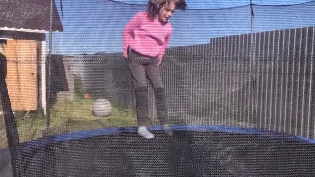 Прыгаю на батуте в замедленной съемке!