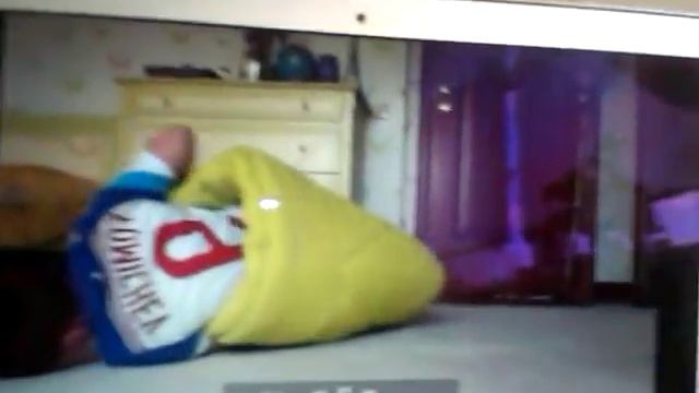 Баба после душа входит в мужскую раздевалку!