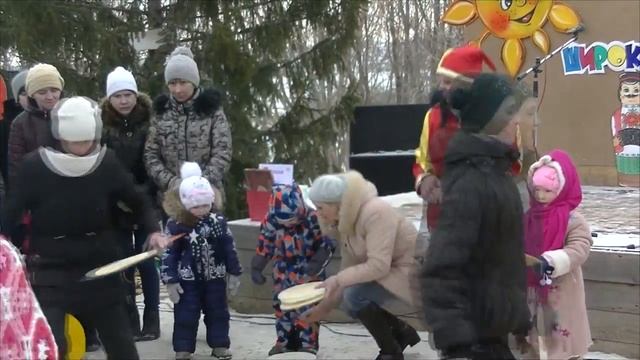 Весёлый конкурс на МАСЛЕНИЦУ Перенеси блины!