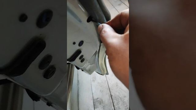 Ремонт дверей: снятие обшивки и замена ручек