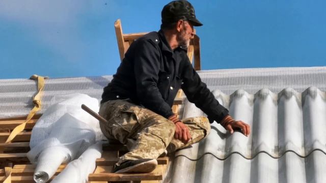 Бюджетная крыша в доме из соломы