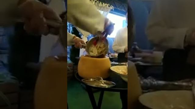 Шоу-подача Пасты в сырной головке Пармезан