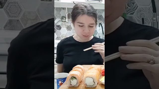 Филадельфия с копчёной сёмгой ??? #мукбанг #mukbang #роллы #мукбангроллы #асмрсуши #sushi