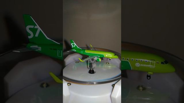 Модель самолета S7 Аirlines Embraer E170 Борт VQ-BBO в масштабе 1:500 на вращающейся поставке