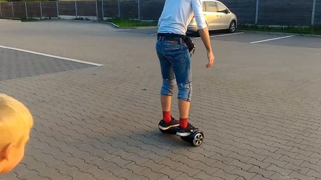 Турецкие дети учат меня кататься на гироскутере