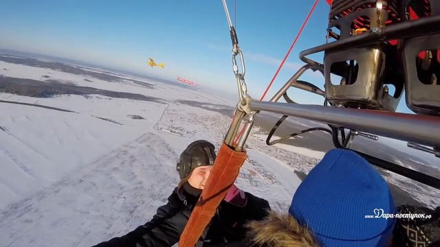 Предложение руки и сердца в воздушном Шара с использованием  самолета