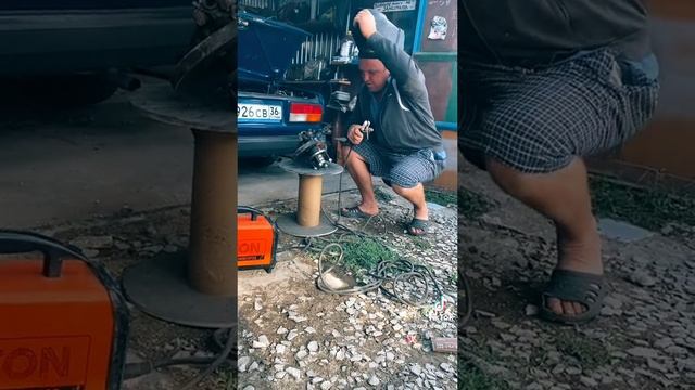 сварщик в деле электрод на пределе