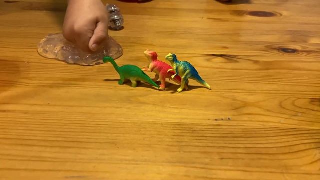 Распаковка яиц динозавров игрушки