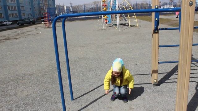 Даша Бананчик делает кувырок.