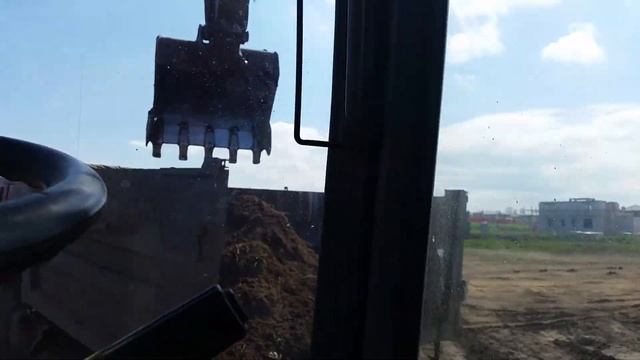 Экскаватор копает.