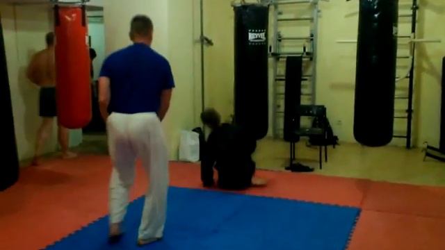 Защита от одиночного удара в голову загибанием плеча за спину .