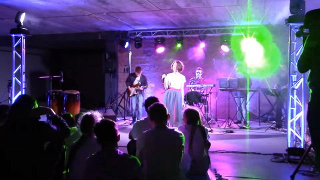 Поют и играют  дети из Псковской глубинки