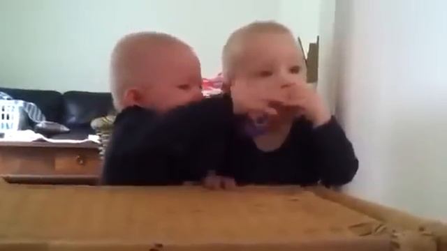 Одна игрушка на двоих!!