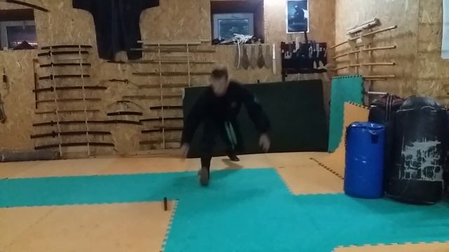 Поднятие ножа в кувырке