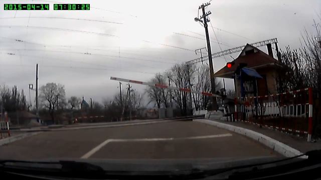 Джигит на Джигулях под закрывающийся переезд