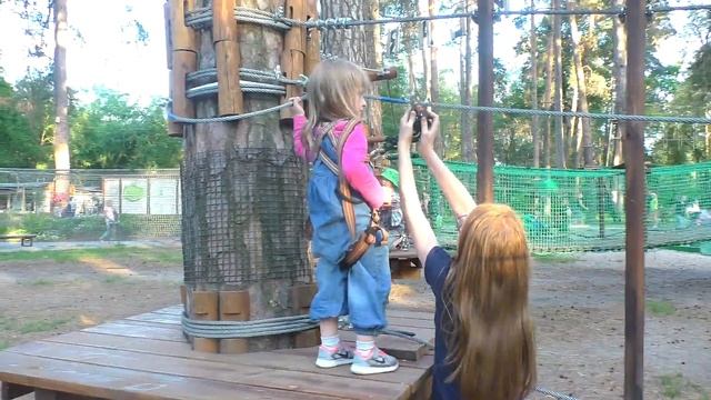 ВЕРЕВОЧНЫЙ ПАРК ПРИКЛЮЧЕНИЙ  ЧАСТЬ 2  ДЕВОЧКИ НА ЛАЗАЛКЕ