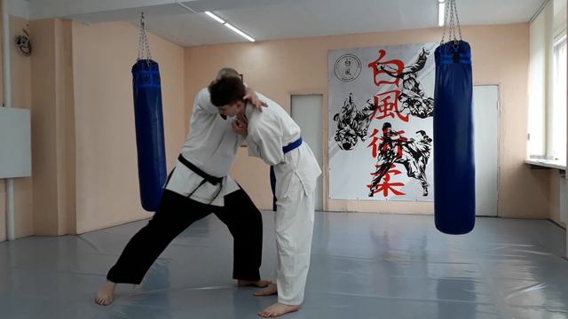 Освобождение от захваты одежды - рукав. Вариант 1