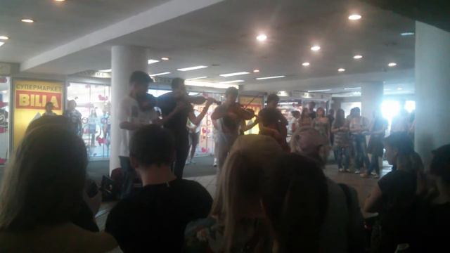 Студенты в киевском метро - скрипка и контрабас (Nirvana Cover)