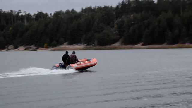 Азимут Эверест 405  вдвоем на задней банке.