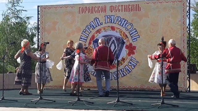 Как танцевальный ансамбль Кадриль танцует Русскую Кадриль танец