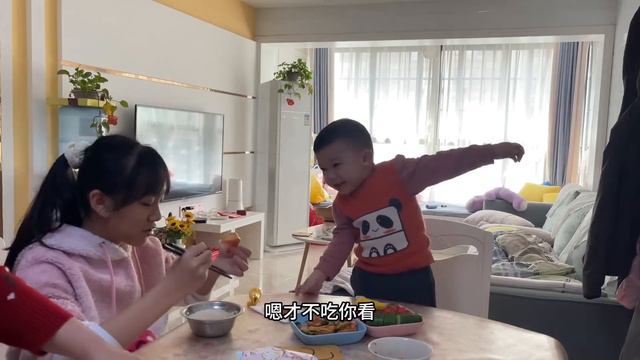 航航好乖跟舅娘去接丫丫姐放学，还说要好好读书不然要回家放牛啵