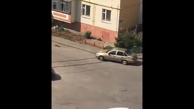 Фасад многоэтажки обрушился на улице Теперика...