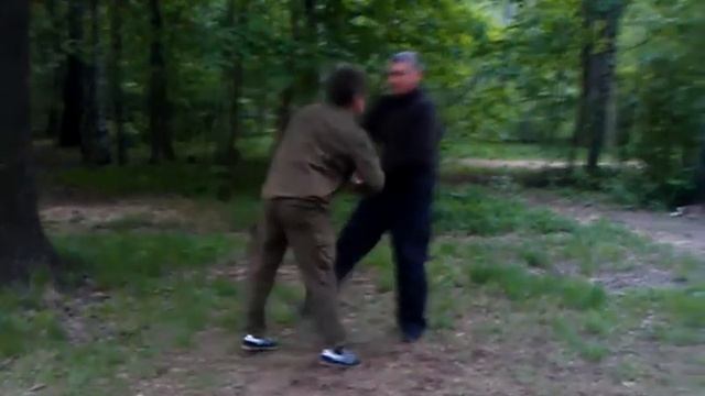 Контр действия от угрозы пистолетом на ближней дистанции. Наработка.