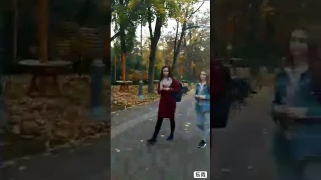 Гуляли у квача,каталися на веломобiлях,милувались осiннiм парком....