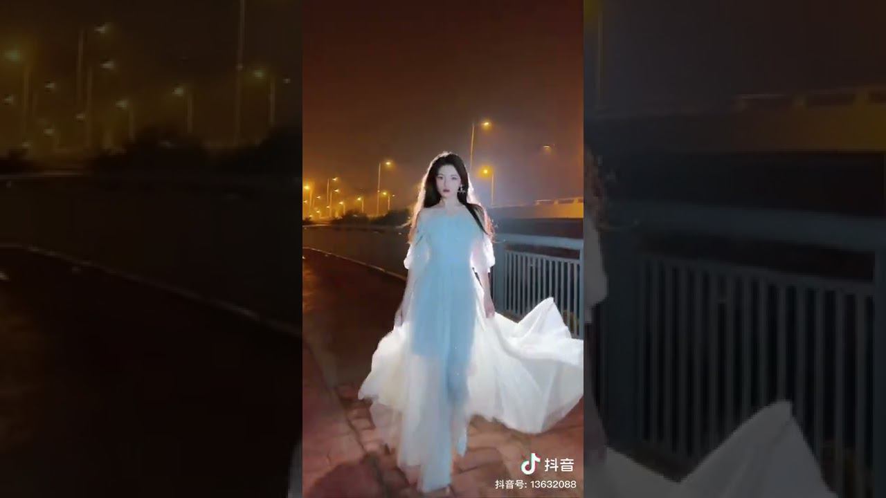 ♡ Девушка выглядит великолепно, и её наряд ей очень к лицу.