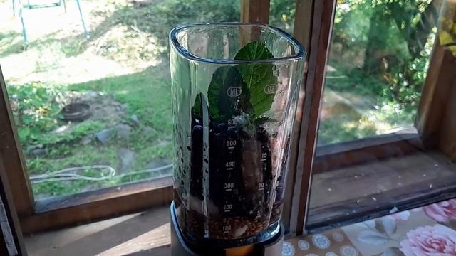 Второй завтрак. Чёрная смородина+банан+семена льна+мята