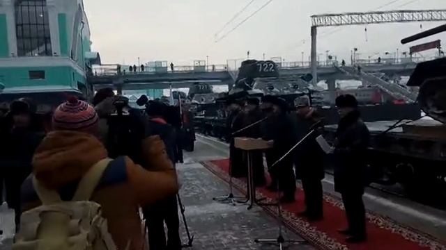 Колонна советских танков Т-34 прибывает на вокзал Новосибирск-Главный из Лаоса. Военный оркестр.