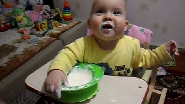 Соня пытается кушать самостоятельно))))