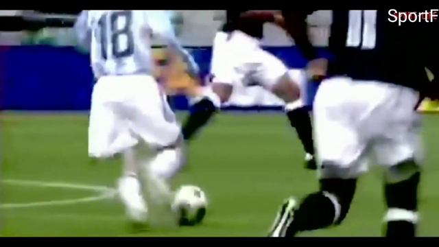 КАК МЕССИ ИГРАЛ В МОЛОДОСТИ?!