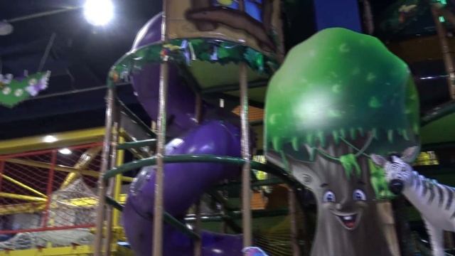 Сёма идет в детский комплексЛазалки стрелялкиKids Play