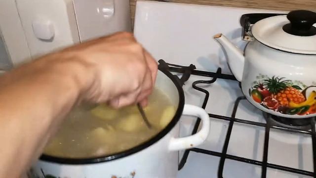 Готовим суп лапшу.