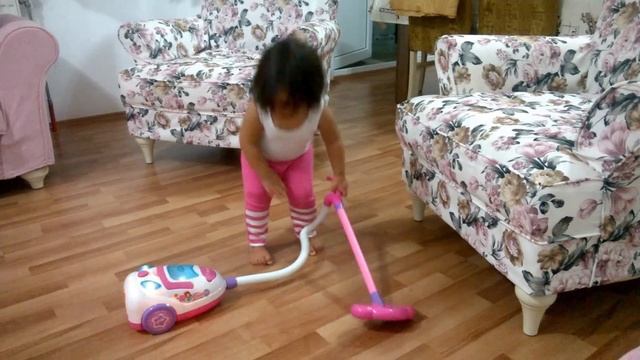 Eylül Defne Artık Temizlik De Yapıyor.Oyuncak Elektrikli Süpürge