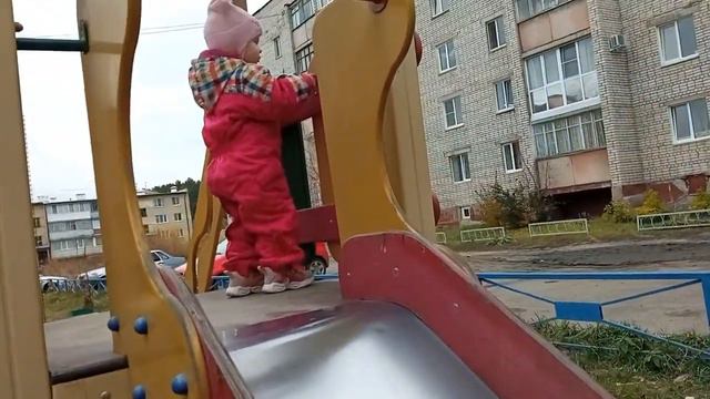 17.10.22  Заболели? Гуляем возле дома. Начали проходить экстренное обследование.