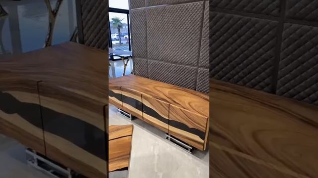 Современный стол из массива с прозрачной эпоксидной смолой